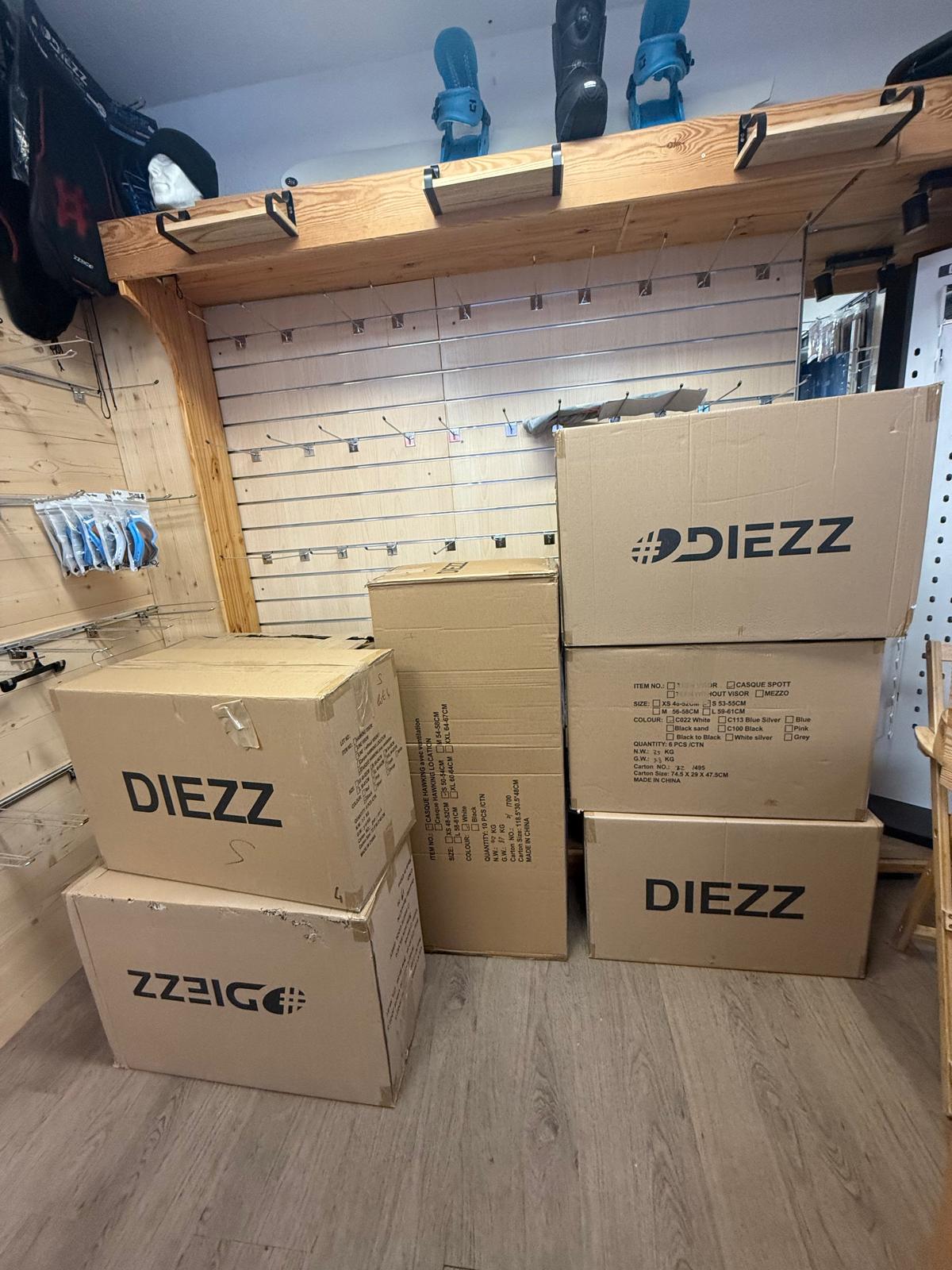 Cartons de casques Diezz à la vente