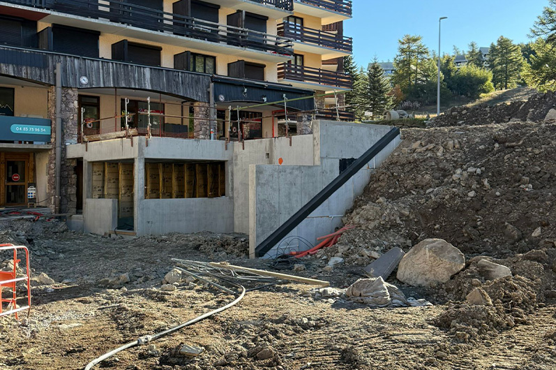 Nouvelles constructions en béton à la base d'un immeuble à Risoul