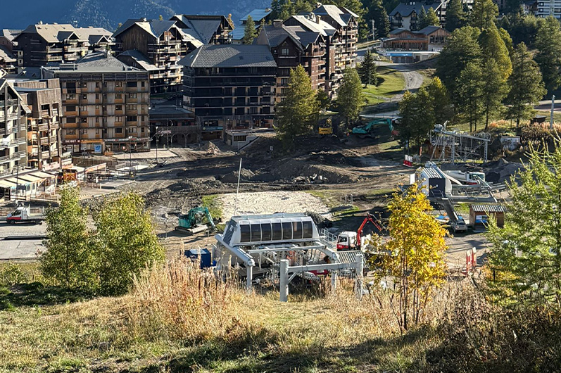 Vue d'ensemble des travaux sur le front de neige de Risoul 1850